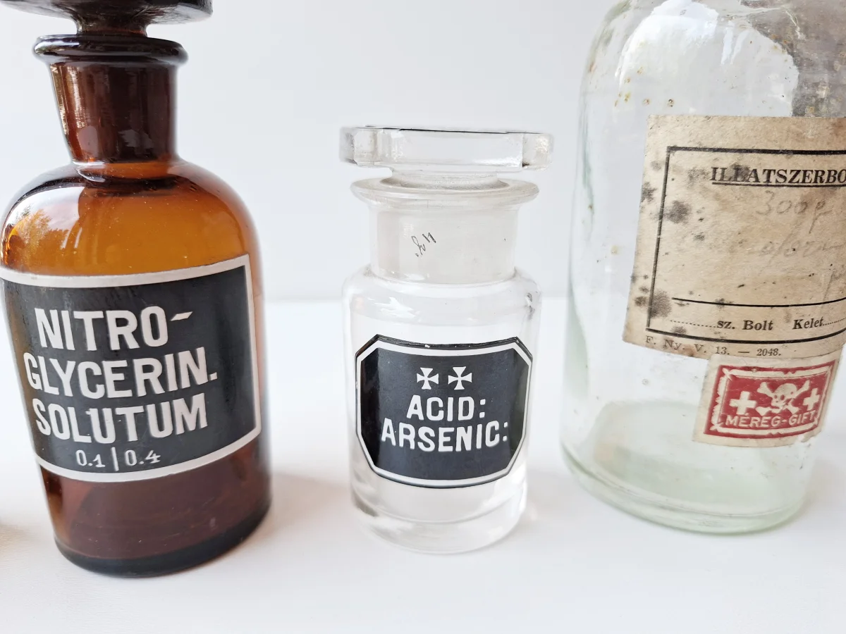 NAME_FR: Ensemble de Flacons d'Apothicaire / Pharmacie Anciens — 4 Pièces 8